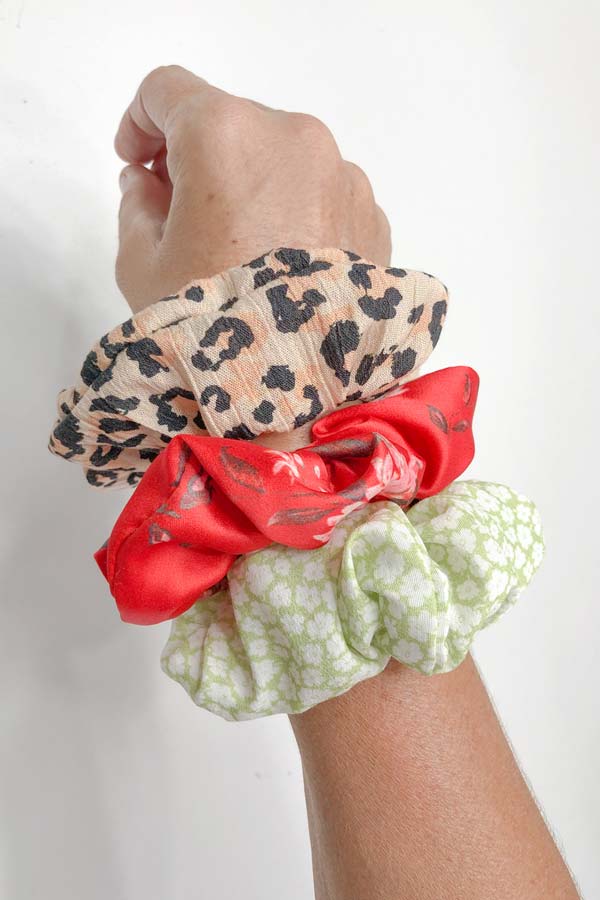 AT HOME WITH CHARLIE HOLIDAY: DIY SCRUNCHIE